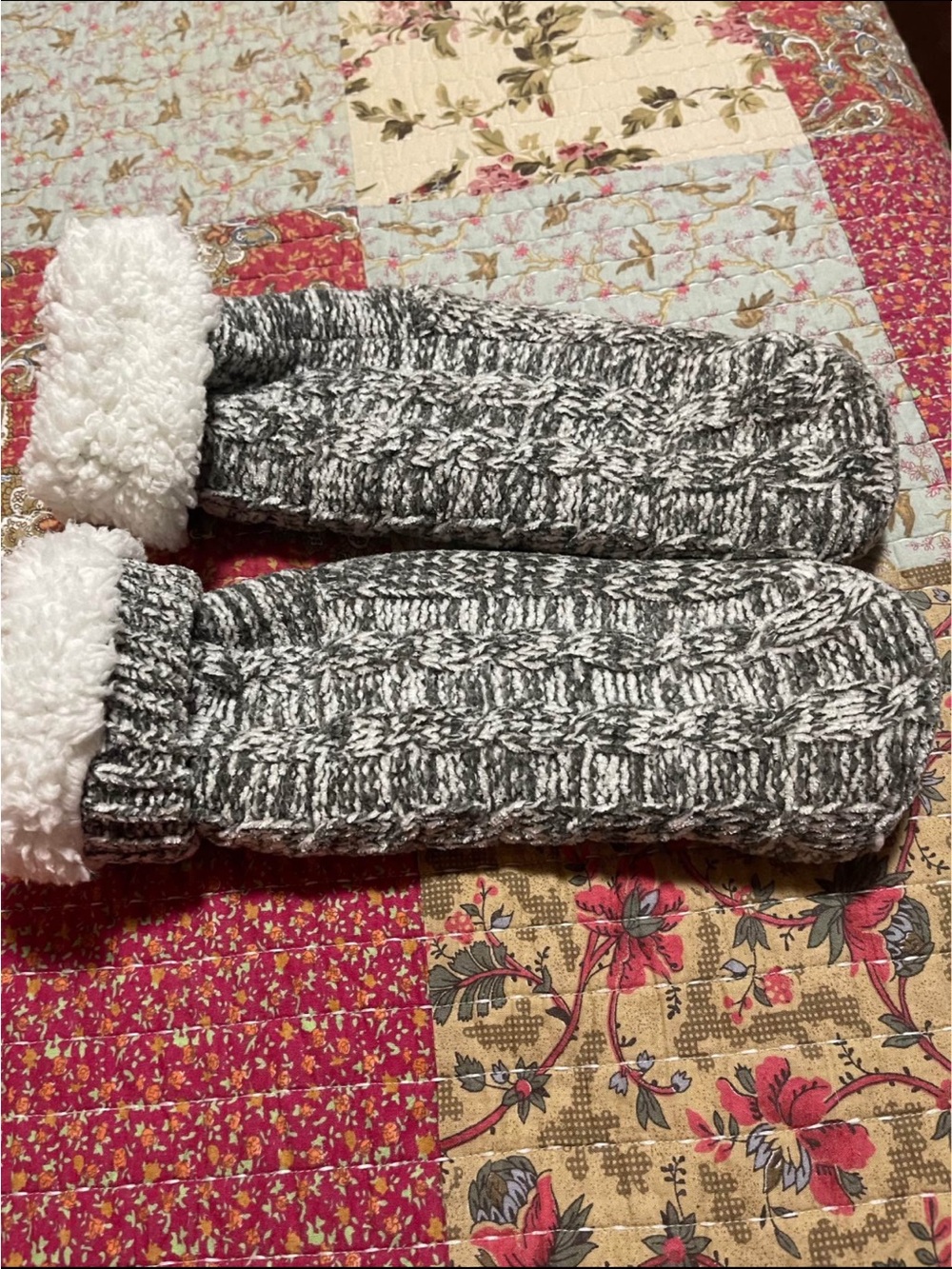 Women's Gray Cable-Knit Sherpa-Lined socks